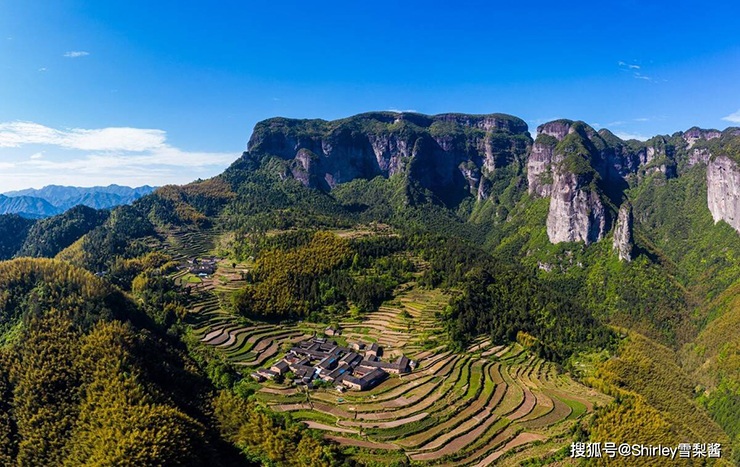 Nếu bạn muốn ở lại khám phá kỹ hơn về nơi này, có thể chọn các ngôi nhà có trang trại hoặc tự mang theo dụng cụ cắm trại.