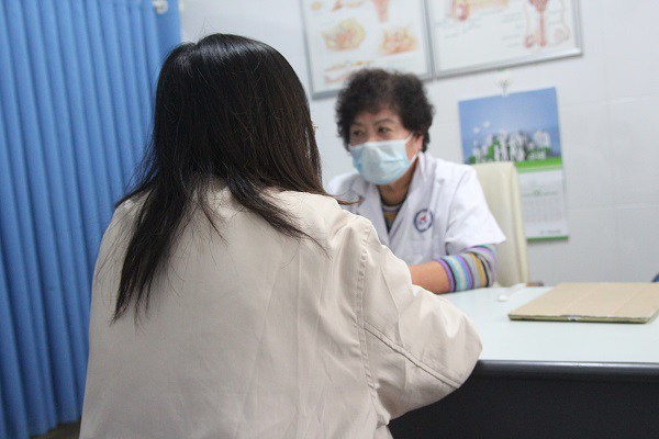 Bác sĩ Kim Dung tư vấn cho một trường hợp vệ sinh vùng kín sai cách tại bệnh viện.