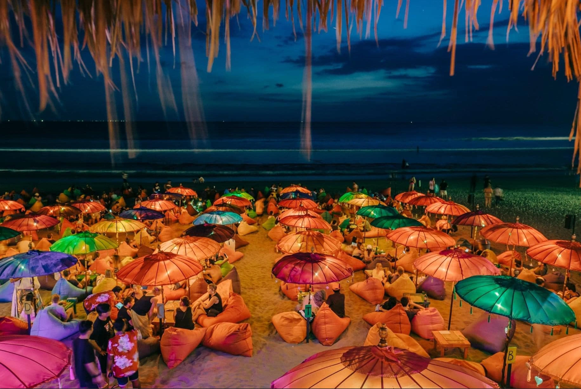 Vẻ đẹp sầm uất của bãi tắm Mỹ An trên biển Mỹ Khê về đêm