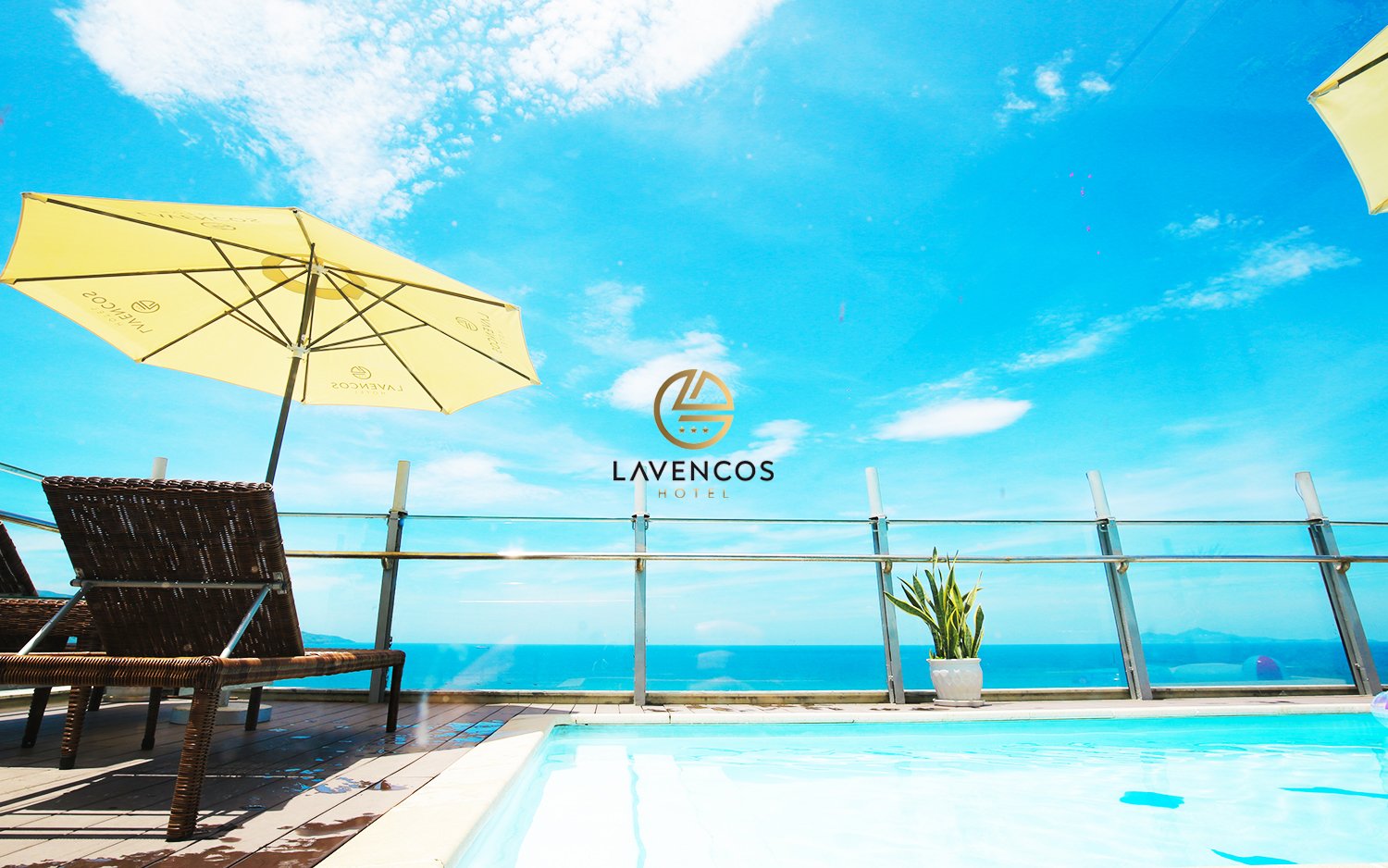 Một góc bể bơi trên sân thượng “Chill cho du khách”