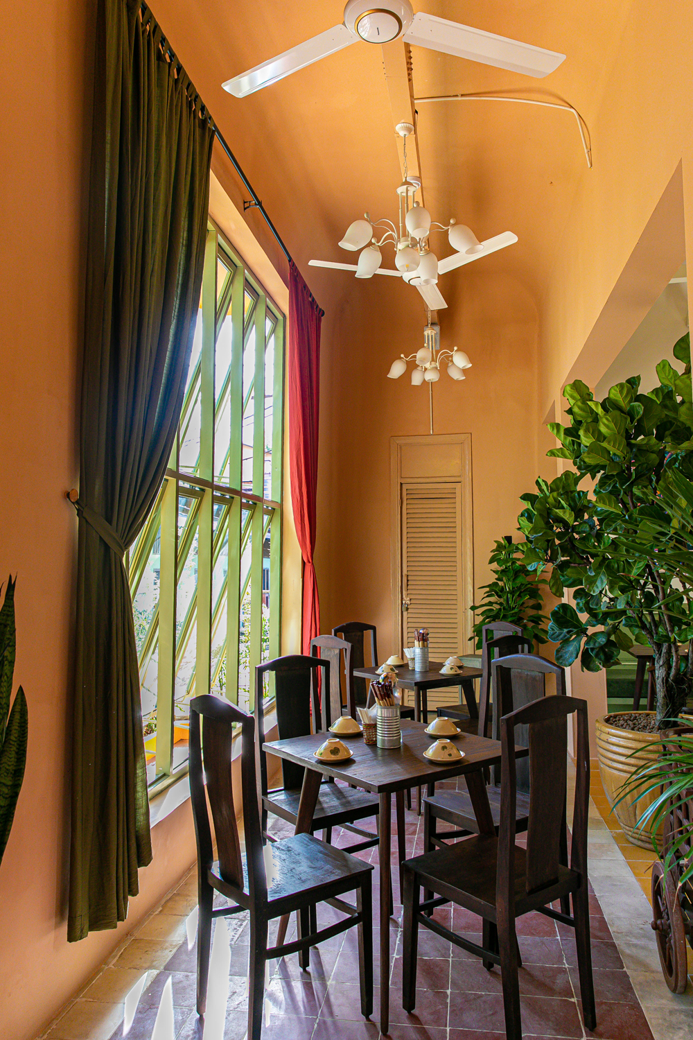 Không gian mang phong cách rất châu Á của Quán Bụi Bistro amp; Lounge.