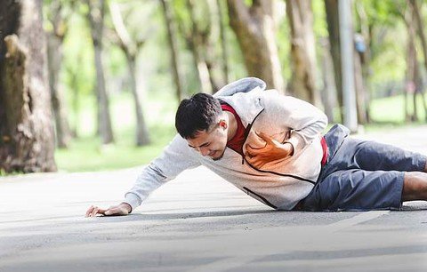 Một số sai lầm khi tập luyện như tập gắng sức, không khởi động, tập khi thời tiết quá nóng, quá lạnh... có thể dẫn tới đột quỵ. (Ảnh minh họa)