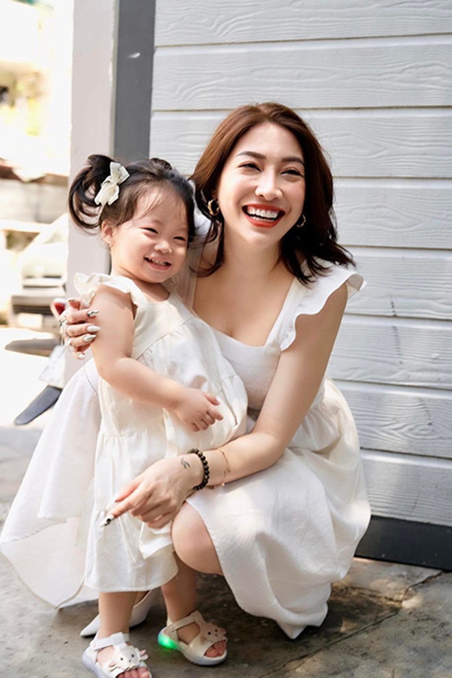 Trước bài tố của bác sĩ, Pha Lê cũng chẳng ngại đối đầu, tung ảnh chụp màn hình giao dịch chuyển khoản cho phía thẩm mỹ viện.