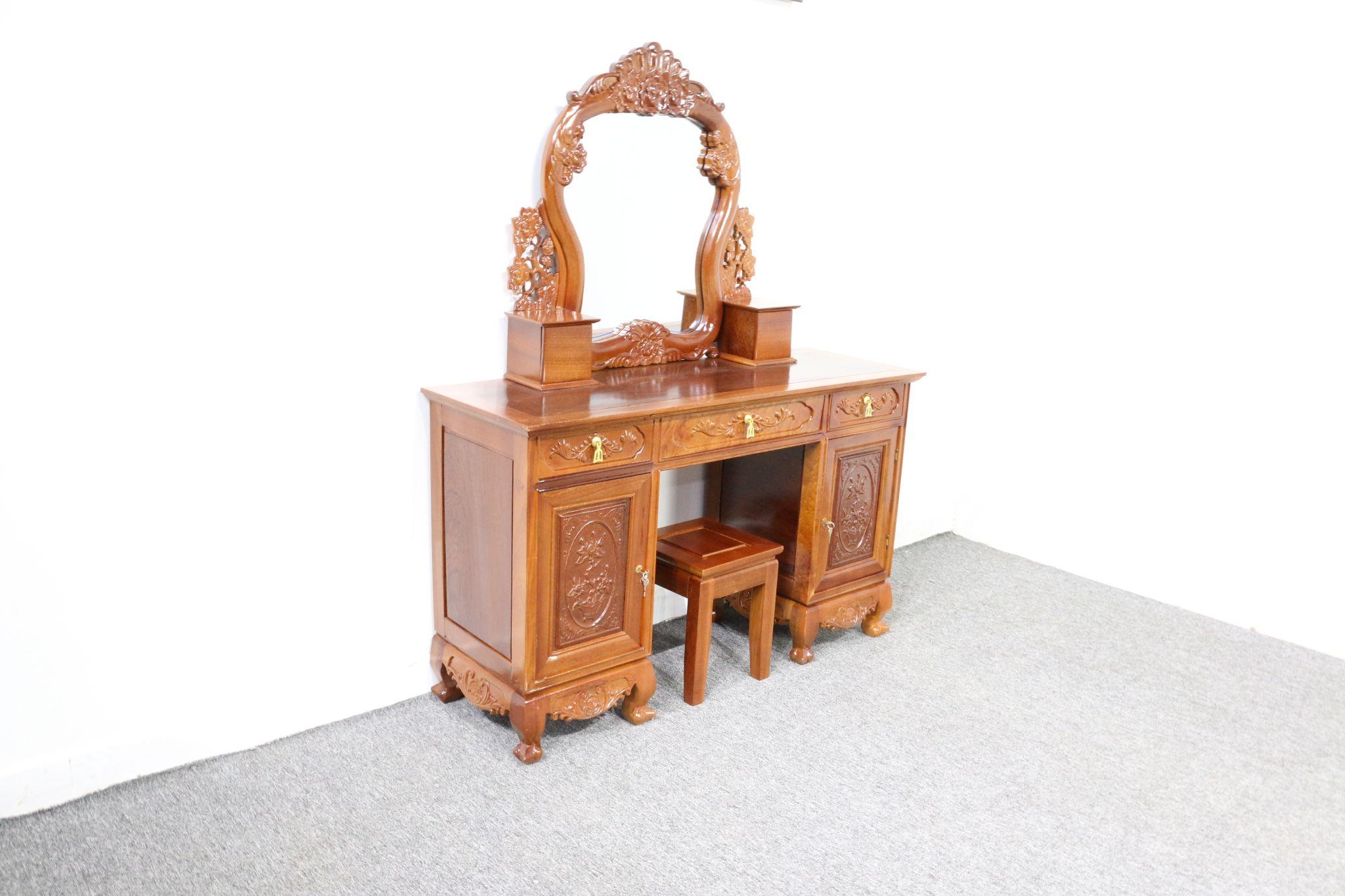 Bàn trang điểm gỗ lát chạm hoa văn đẹp giá rẻ (Ảnh: Nội thất Viva)
