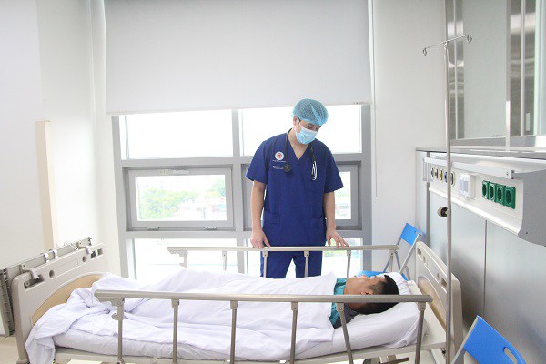 Bác sĩ Cường đang thăm khám cho một nam bệnh nhân 31 tuổi bị đột quỵ. Ảnh: Lê Phương.