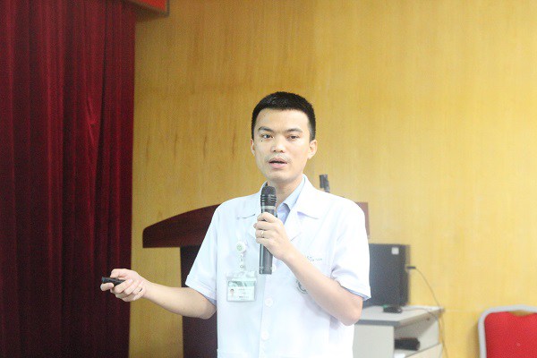 Bác sĩ Lợi chia sẻ về ca bệnh có ham muốn tình dục quá mức phải nhập viện tâm thần. Ảnh: Lê Phương.