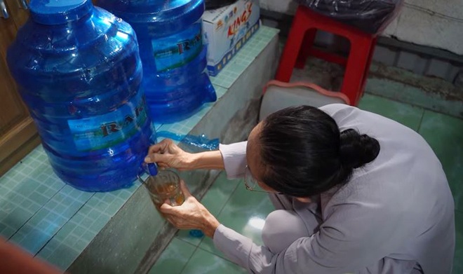 Mỗi ngày cô Ngôn uống khoảng 4 lít nước.