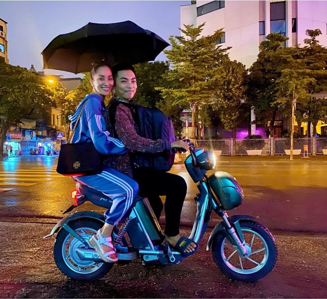 Cặp đôi ngôi sao có màn xuất hiện giản dị, dễ thương.