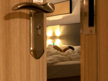 Vợ trẻ quan hệ xong liền vội vã chạy đi làm điều này, chồng không vui mà bác sĩ cũng lắc đầu