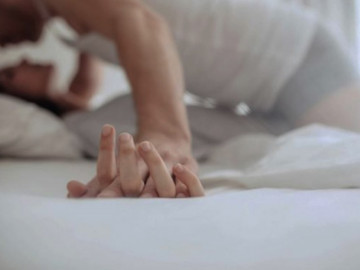 Lén cho vợ dùng thuốc lạ để tăng nhu cầu, chồng sốc nặng khi về nhà bất ngờ giữa đêm