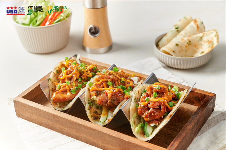 Gà Mỹ ướp sốt Bulgogi, xào và phục vụ kiểu Taco với bánh rán hành lá