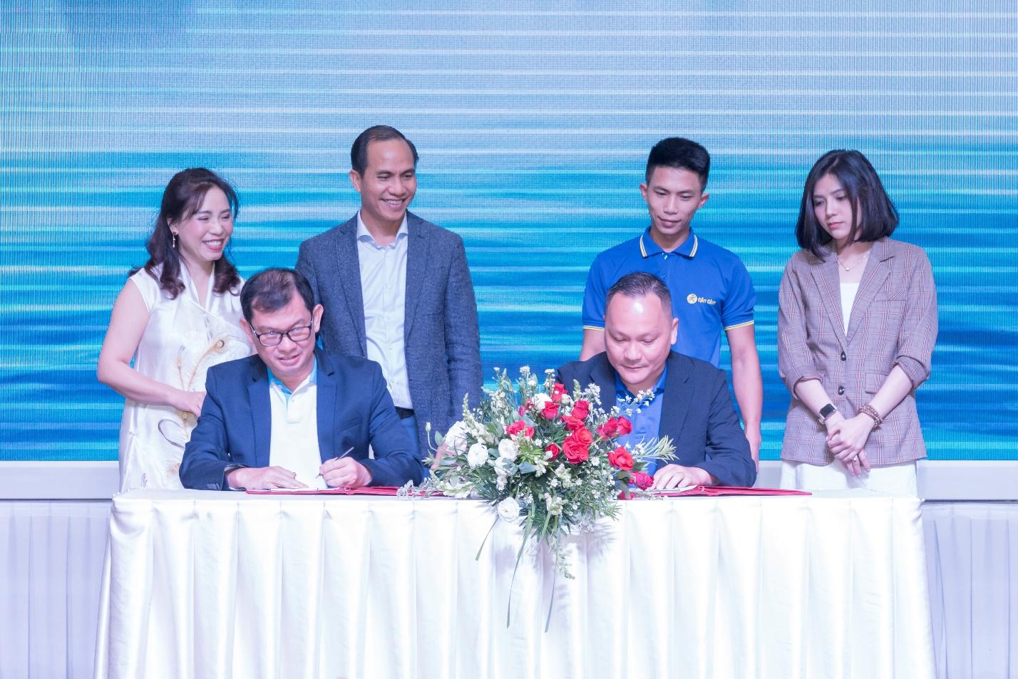 Đại diện KTG Appliances và đại diện Công ty cổ phần Dịch vụ Lắp đặt - Sửa chữa - Bảo hành Tận Tâm ký kết ủy quyền dịch vụ Waterdrop tại Việt Nam