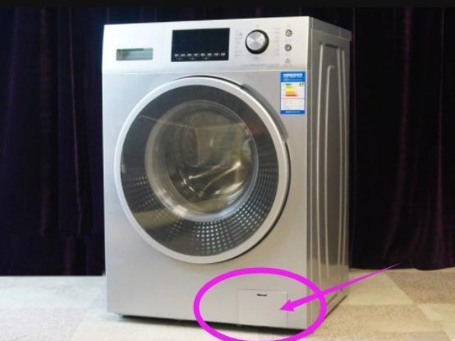 Trên máy giặt có một công tắc ẩn, bật nước bẩn sẽ chảy ra nhưng nhiều người không biết