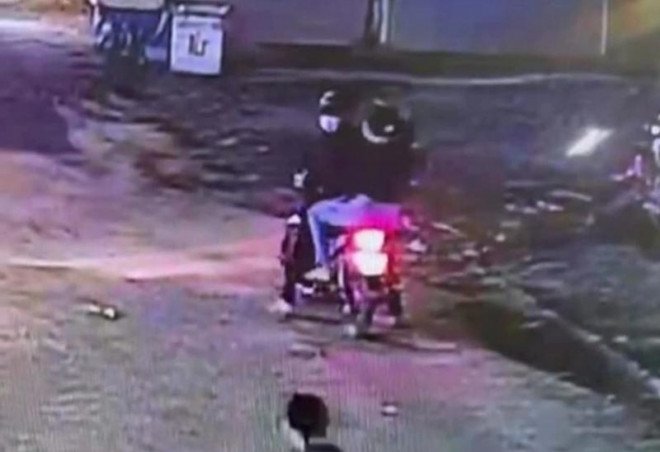 Hình ảnh bé Mai lên xe người đàn ông lạ mất tích nhiều ngày nay.