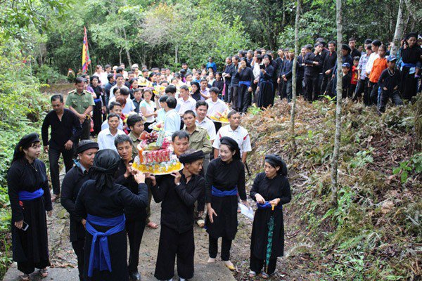 Khi có người thân trong nhà qua đời, gia đình và bản làng sẽ mổ trâu cúng giỗ.