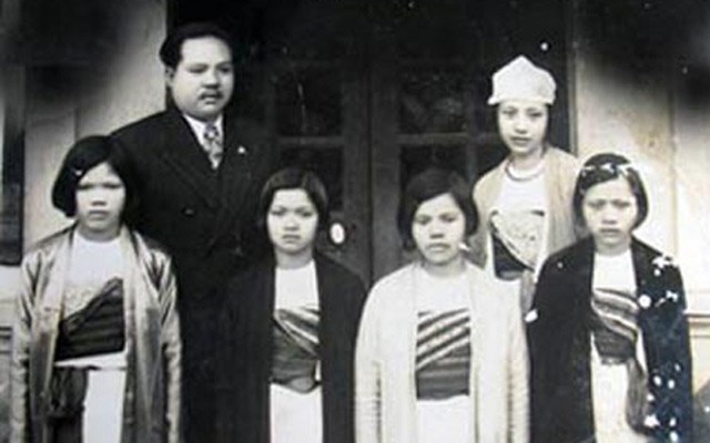 Cô Tẻo (đội khăn trắng chụp hình cùng Quách Hàm và những người a classTextlinkBaiviet hrefhttps://eva.vn/phụ nữ/a trong gia đình.