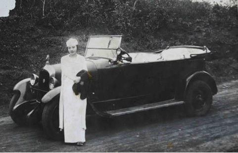 Cô Nụ bên cạnh chiếc ô tô hạng sang.