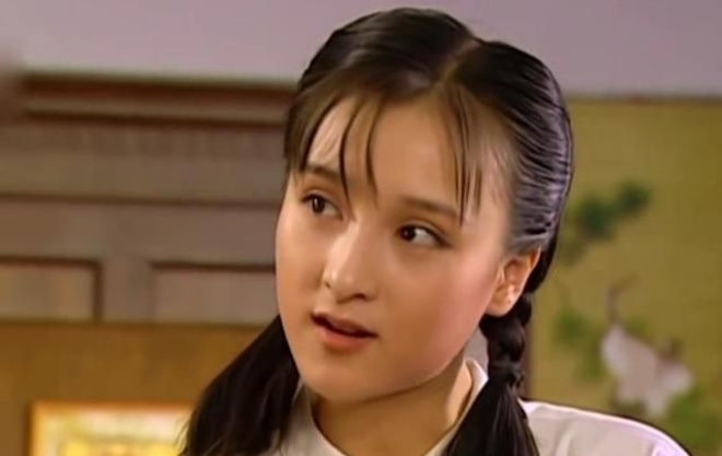 Mộng Bình là con của Lục Chấn Hoa và Tuyết Cầm.