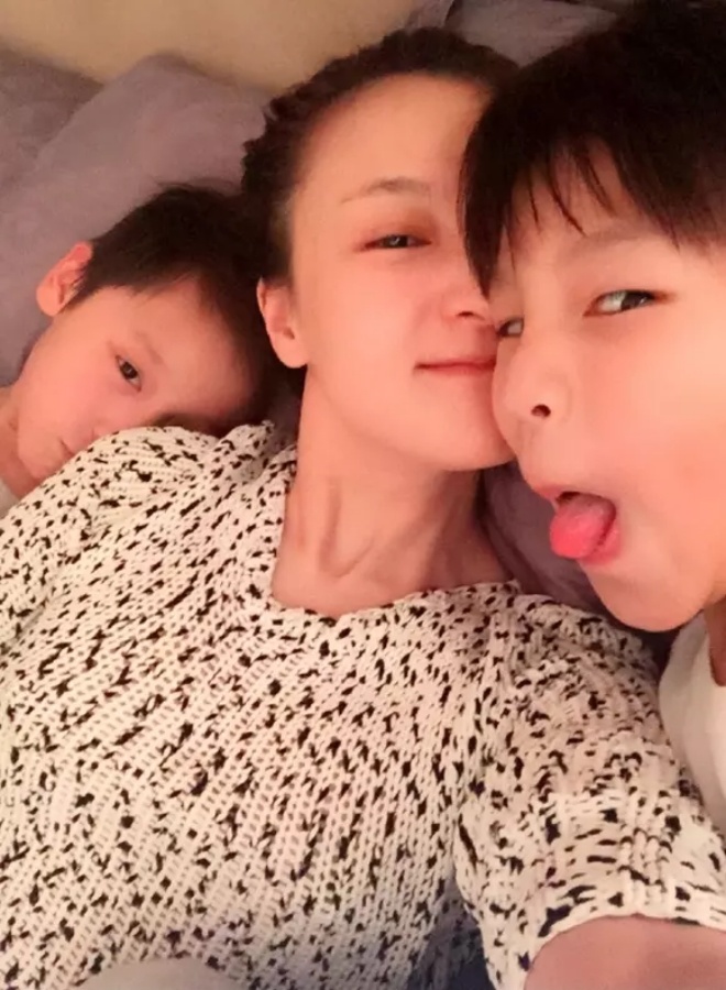 Lạc Gia Đồng bên 2 con trai.