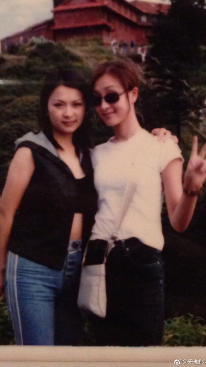 Lạc Gia Đồng được bố mẹ định hướng theo ngành sư phạm.