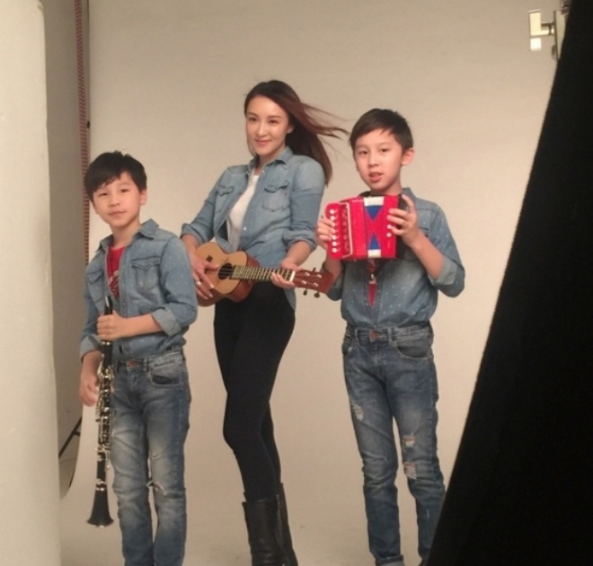 Bọn trẻ nhà Lạc Gia Đồng rất điển trai và đáng yêu.