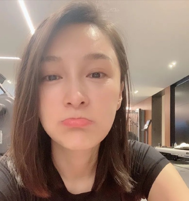 Ở tuổi ngoài 40, Lạc Gia Đồng vẫn rất trẻ đẹp.