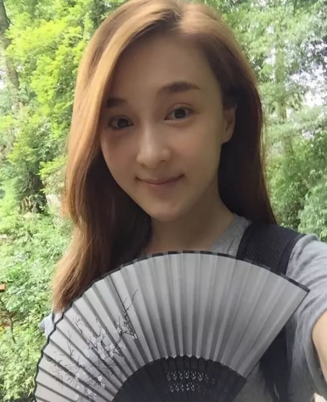 Cô chỉ như những cô gái mới ngoài đôi mươi.