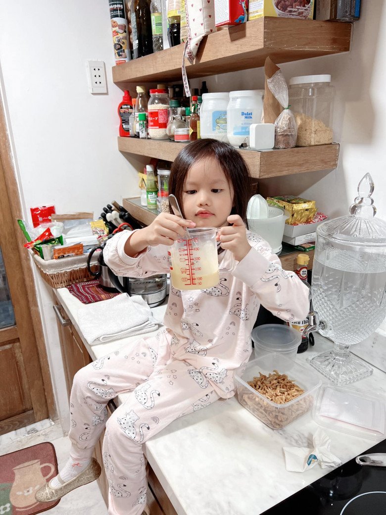 Con gái Phan Như Thảo sở hữu biệt thự triệu đô, sáng nào cũng dậy 6 giờ phụ mẹ nấu ăn - 1