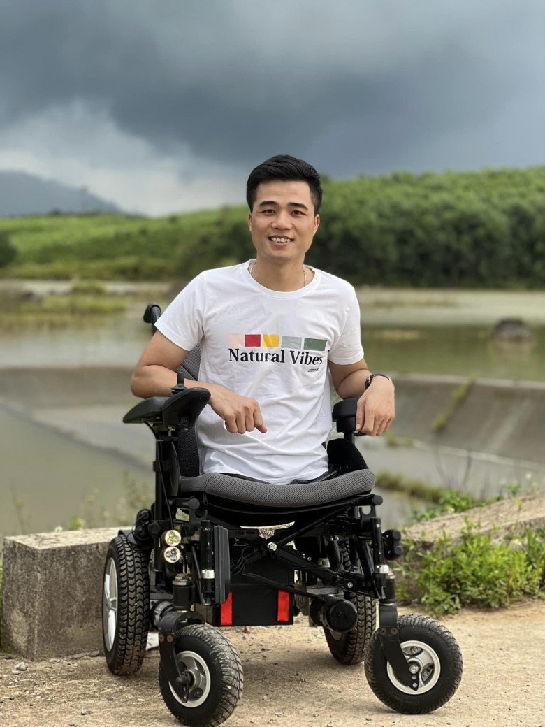 Giữa muôn vàn “drama” tình ái, ảnh cưới đẹp như cổ tích của chàng trai không chân và cô vợ xinh xắn gây bão MXH - 1