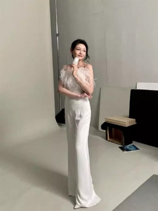 Cô gầy hơn hẳn trước kia.