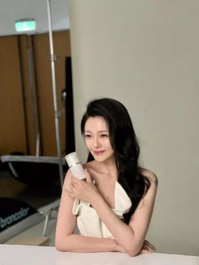 Nữ diễn viên đang chụp hình quảng cáo cho một nhãn hàng.