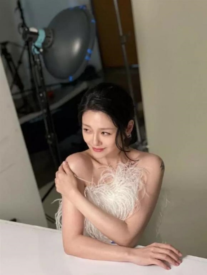 Từ Hy Viên sau khi tái hôn càng đẹp và trẻ.