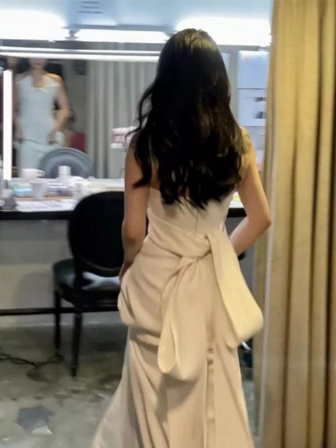 Vóc dáng của Từ Hy Viên giờ mảnh mai giúp cô khoe được vòng eo nhỏ nhắn trước kia.