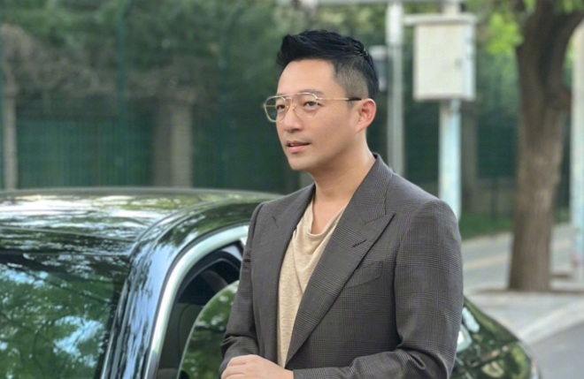 Uông Tiểu Phi thời gian này gây ồn ào vì chuyện tình cảm với bạn gái mới.