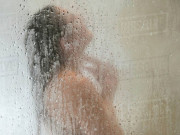 Tin tức - Nhờ tên trộm lấy hộ khăn tắm vì tưởng đó là chồng, người phụ nữ chẳng ngờ rước họa vào thân