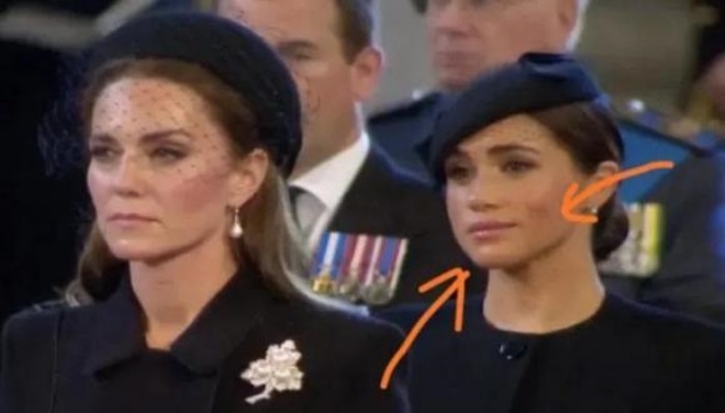Nụ cười mỉm của Meghan trở thành tâm điểm chỉ trích.