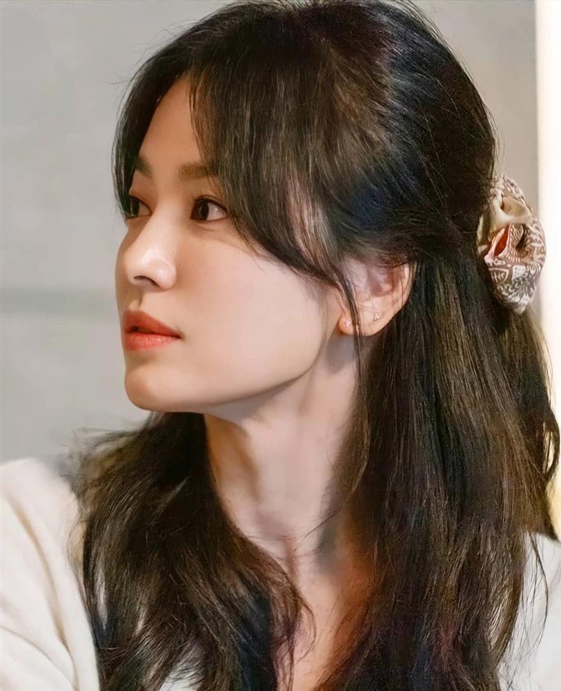 Song Hye Kyo gây sốt với mái tóc "siêu hack tuổi"