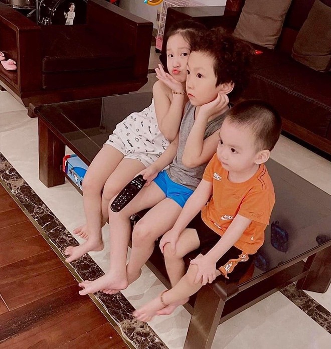 Nam ca sĩ khẳng định: Điều hạnh phúc nhất bây giờ của mình là chăm con và dành quỹ thời gian tối đa cho gia đình. Gia đình, điều tuyệt vời nhất.