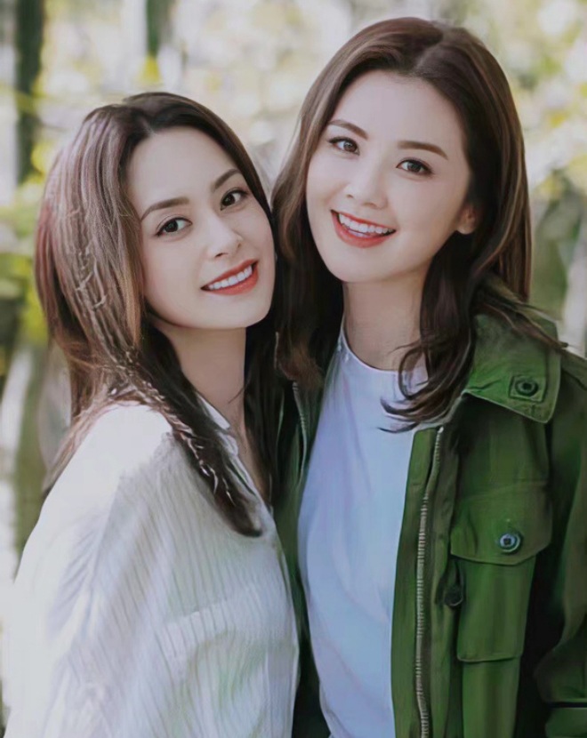 Chung Hân Đồng từng là thành viên nhóm nhạc Twins cùng với Thái Trác Nghiên.