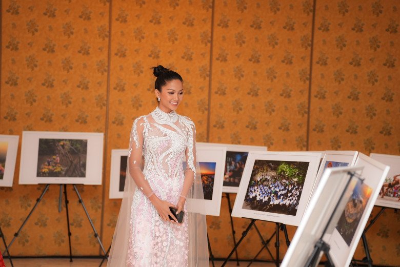 Hoa hậu Hamp;#39;Hen Niê diện áo dài đính hoa khoe nhan sắc đỉnh cao dự lễ ở Đại sứ quán Việt Nam tại Ý - 1