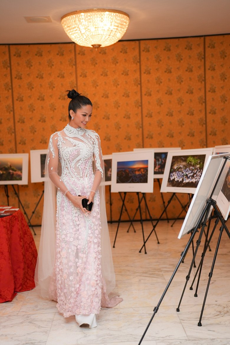 Hoa hậu Hamp;#39;Hen Niê diện áo dài đính hoa khoe nhan sắc đỉnh cao dự lễ ở Đại sứ quán Việt Nam tại Ý - 3