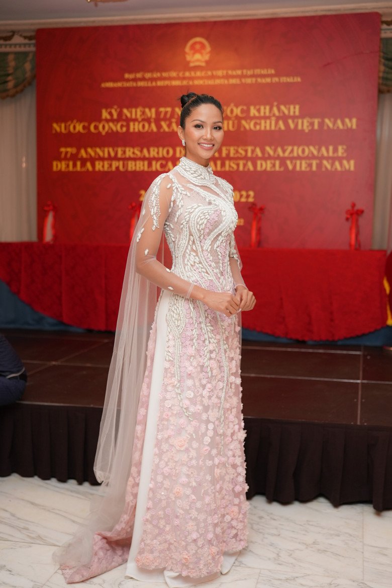 Hoa hậu Hamp;#39;Hen Niê diện áo dài đính hoa khoe nhan sắc đỉnh cao dự lễ ở Đại sứ quán Việt Nam tại Ý - 4
