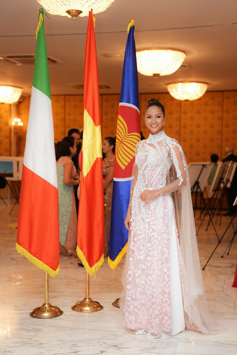 Hoa hậu Hamp;#39;Hen Niê diện áo dài đính hoa khoe nhan sắc đỉnh cao dự lễ ở Đại sứ quán Việt Nam tại Ý - 6