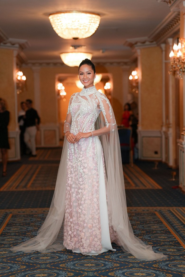 Hoa hậu Hamp;#39;Hen Niê diện áo dài đính hoa khoe nhan sắc đỉnh cao dự lễ ở Đại sứ quán Việt Nam tại Ý - 5