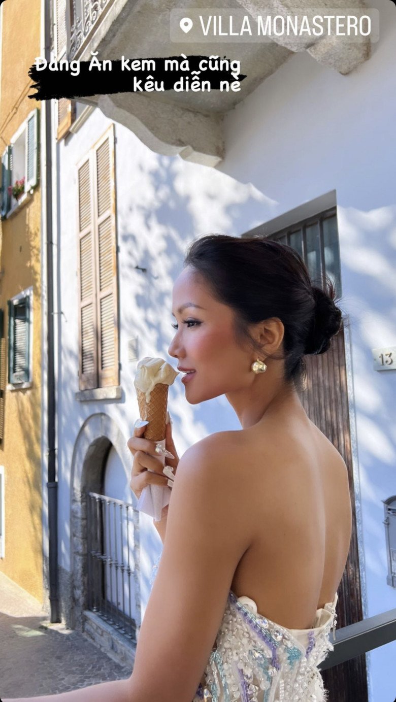 Hoa hậu Hamp;#39;Hen Niê diện áo dài đính hoa khoe nhan sắc đỉnh cao dự lễ ở Đại sứ quán Việt Nam tại Ý - 10