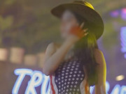 Thời trang - Diện mốt quấn khăn còn mặc quần rách tả tơi, gái xinh đi bar làm dân mạng lắc đầu ngao ngán