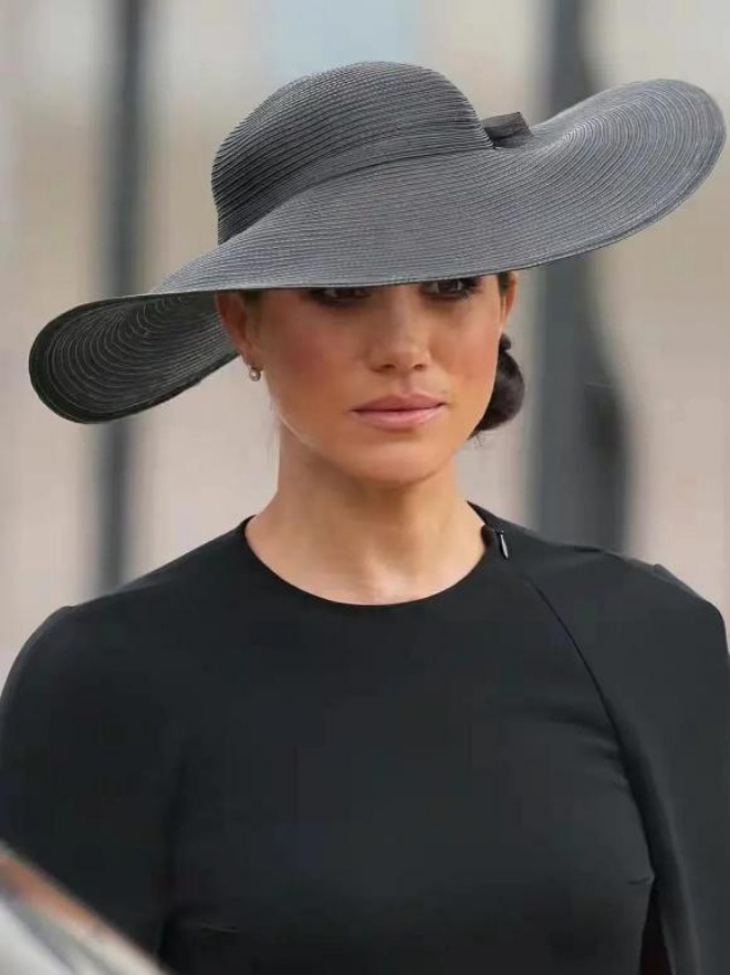 Meghan cùng chồng về thẳng nhà vì nhớ các con. 