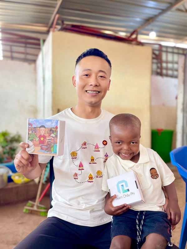 Chú bé Lôi Con gây sốt cộng đồng mạng xuất hiện trong thiết kế của Quang Linh Store