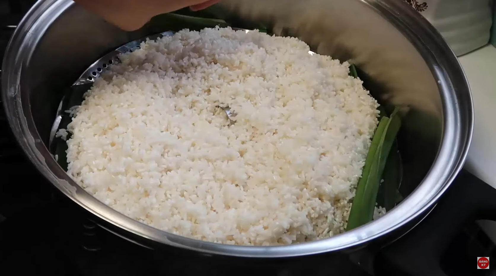 Khi nấu cơm nên vo gạo mấy lần là đúng, tưởng dễ mà 99% mọi người đều làm sai, chẳng trách cơm nhạt “như nước ốc” - 8