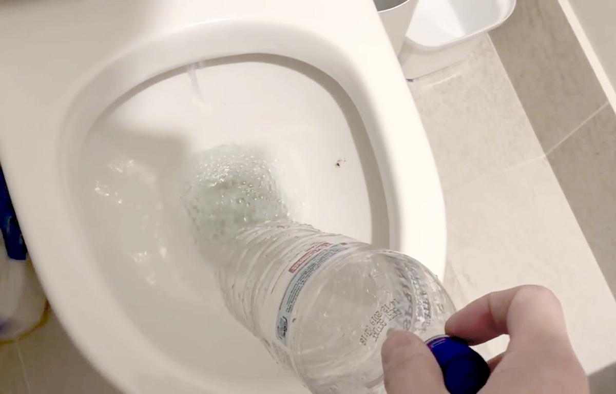Bồn cầu bị tắc? Chỉ cần đổ 1 chai coca qua đêm bạn sẽ thấy hiệu quả không ngờ - 6
